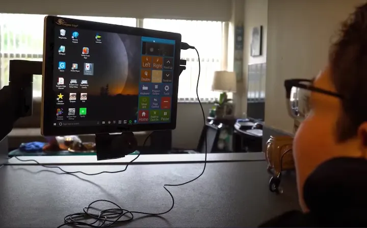Dispositif connecté à un ordinateur, permettant le contrôle oculaire par son utilisatrice