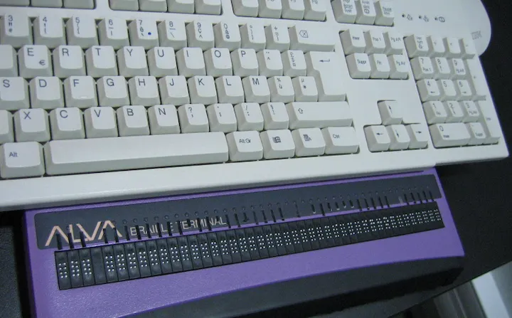 Clavier braille relié à un clavier à touches
